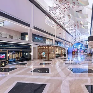 منتجع Conrad Vegas At World
